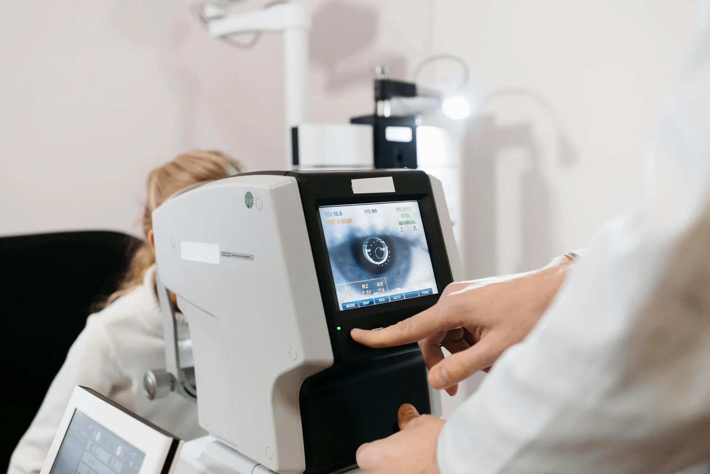 Padziļināta acu un redzes izmeklēšana ar diagnostikas iekārtu